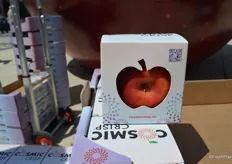 Una graziosa confezione regalo per la mela Cosmic Crisp (A pretty little gift box for the Cosmic Crisp).